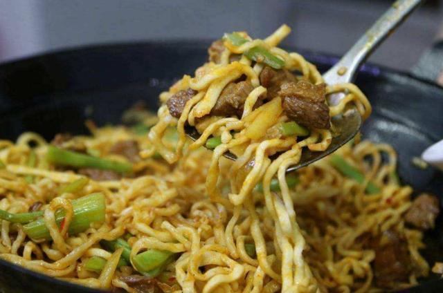 翻炒均匀|挂面别再煮着吃了,加点白菜五花肉上锅一焖,面条劲道入味特好吃