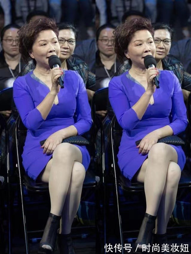 连衣裙|蔡明真的不在乎年龄,穿紫色深V连衣裙亮相,被她的身材惊艳了