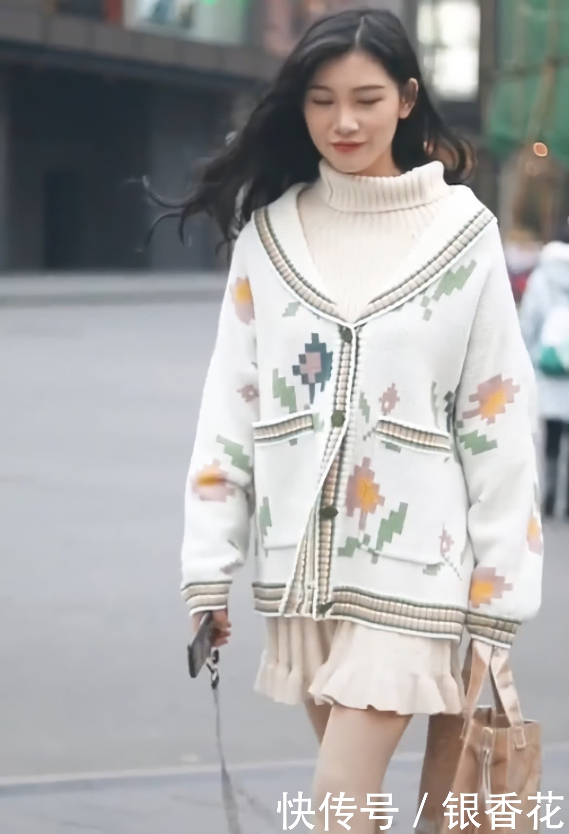 穿搭|还在嫌弃小白鞋烂大街,小姐姐搭配“果汁袜”,穿出初恋的感觉!