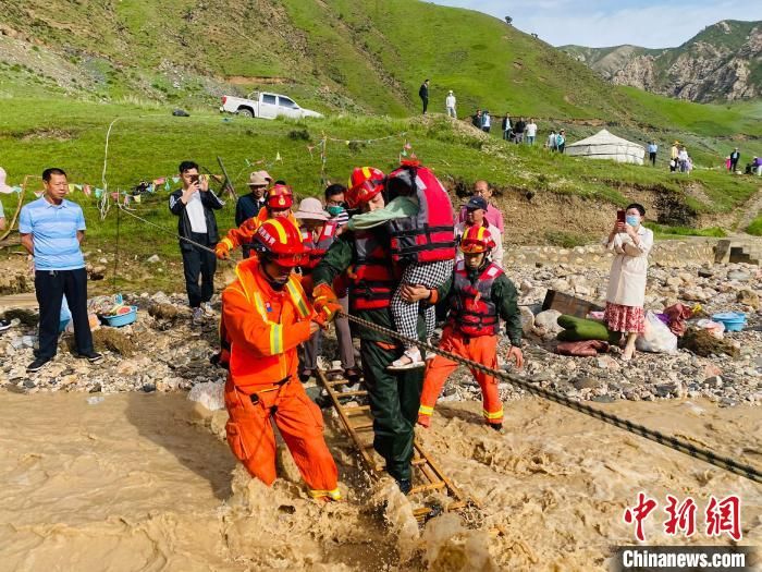 架设|青海海西：百余名游客因山洪被困 消防紧急救援