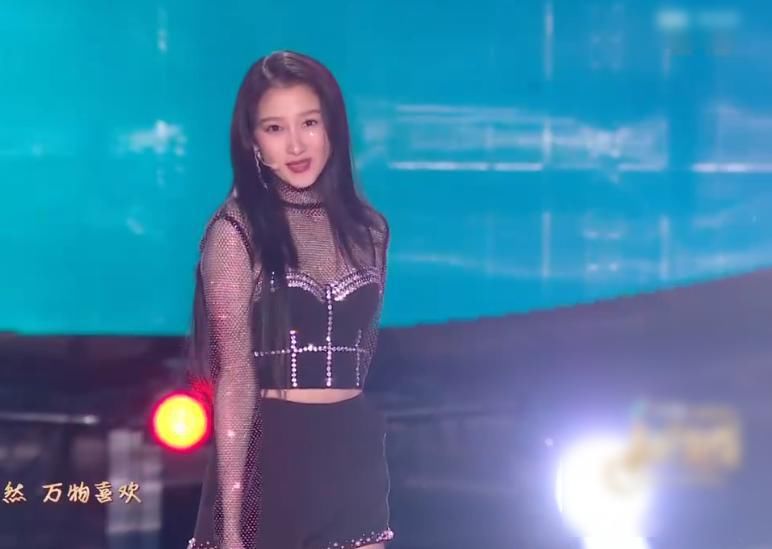 关晓彤演唱会唱跳实力惊艳，大长腿太吸睛，“腰精”实锤了