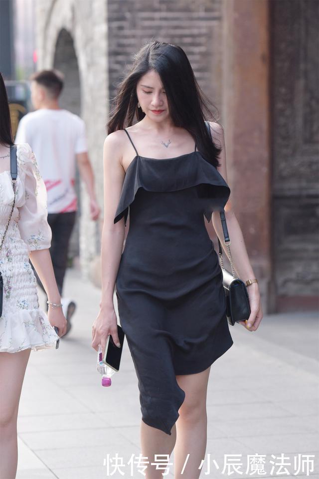 微胖女孩的神奇穿搭,黑色连衣裙展现不一样的气质,高雅又调皮