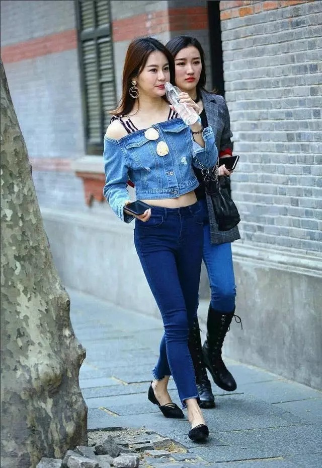 牛仔裤休闲又不失气质,简约又好看,充满着青春的时尚感