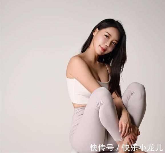 圆领T恤 紫红色圆领T恤搭配瑜伽裤,锻炼显美两不误,一番设计很精致