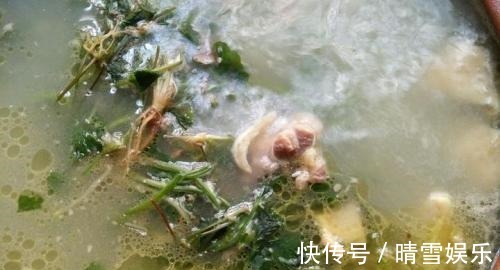 这野草叶片有裂缝，长相似铜钱草，却更受欢迎，炖鱼味道鲜