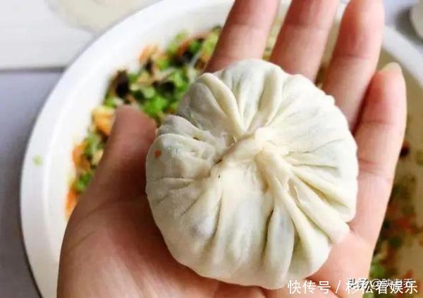 芹菜|酥脆焦黄的黄金元宝馅饼,美味的早餐美食,一碗胡辣汤,人间美味