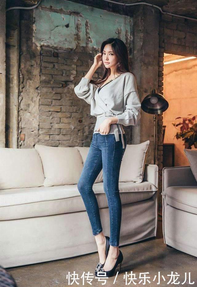 青春 紧身裤搭配的美女,展现自己的青春时尚,给人不一样的感觉