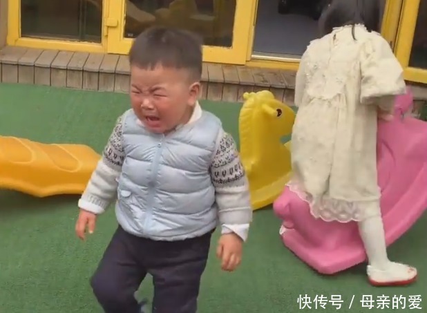 “见妈哭”的小男孩：宝妈接儿子放学，拍下孩子的“两副面孔”