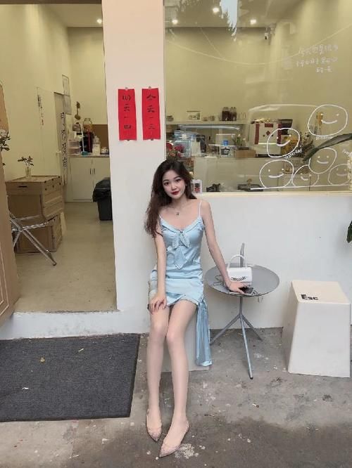 微胖可爱的小姐姐，时尚穿搭天蓝色吊带裙，尽显少女感十足