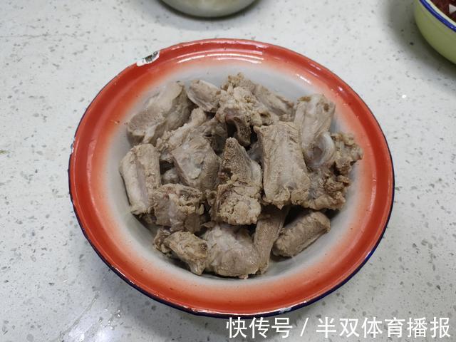 腥味|煮排骨汤时,记住“2不放2窍门”,肉质软烂脱骨,汤鲜无腥味