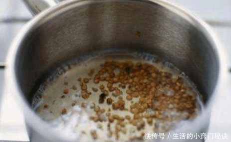 调肉馅时,有2种料不能少,包成饺子才会软嫩不柴,咬一口会流汁