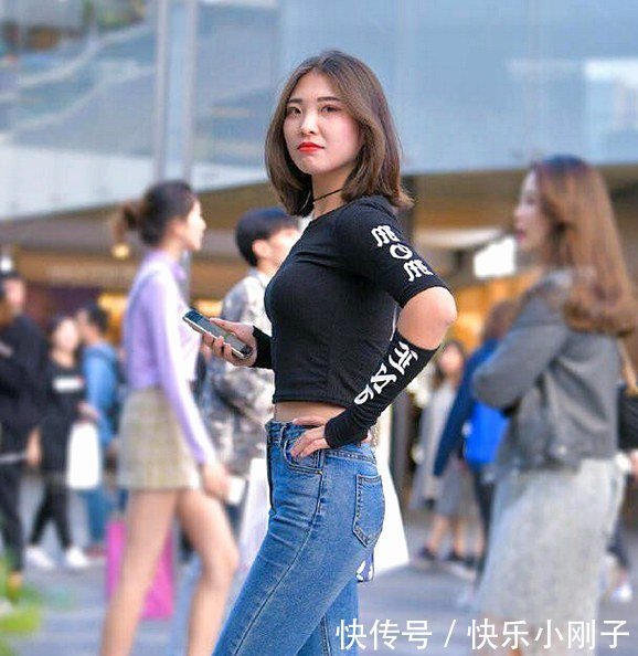 修身牛仔裤搭配针织T恤,塑造出优美的身体线条