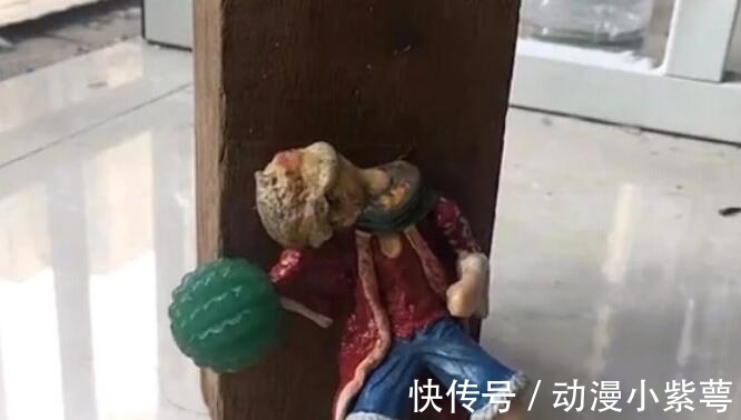 不忍直视|不忍直视的手办结局,妖刀姬洗热水澡,初音未来像“孤儿”