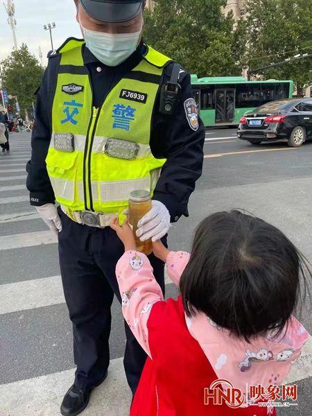 户外|“一杯梨茶暖人心” 郑州儿童志愿者走上街头 为户外劳动者送暖茶