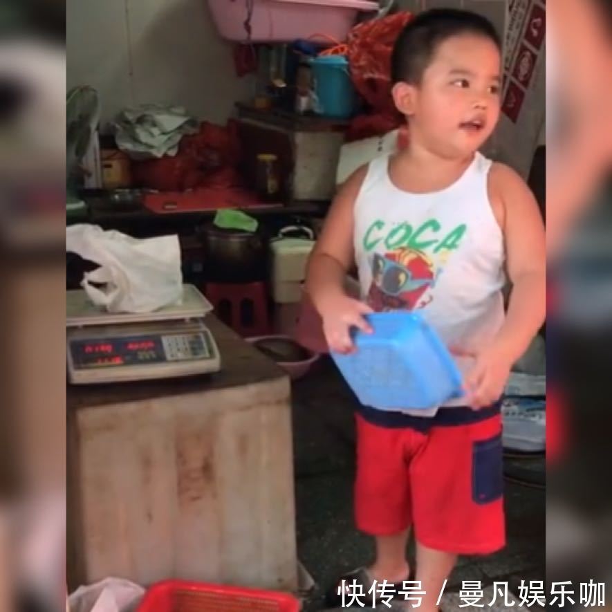 生活环境|小男孩帮爸爸娴熟地“做生意”火了,网友:这么小就有老板架势了