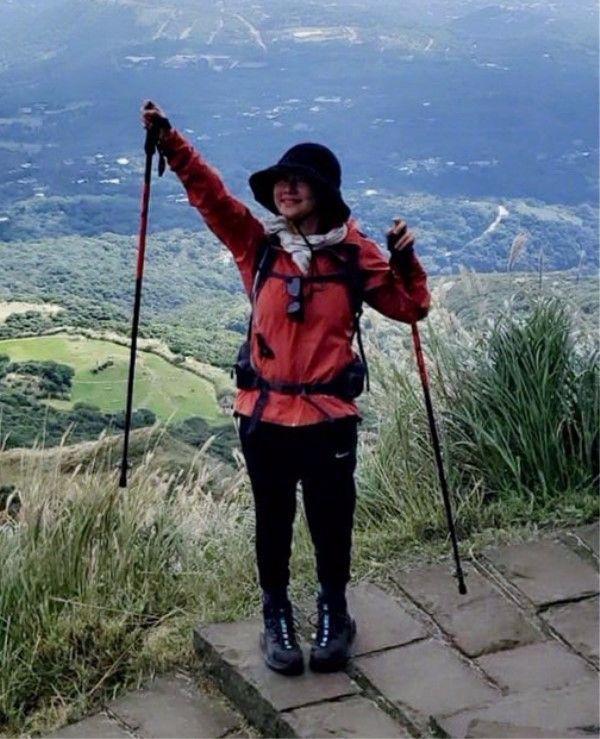 依然|任家萱爬山晒素颜，脸上疤痕明显，但面对镜头依然自信