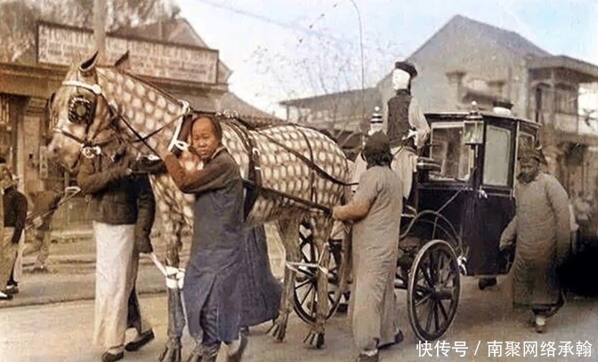 慈禧太后|清朝彩色老照片,慈禧太后荷花丛中体验当神仙,民间纸马惟妙惟肖