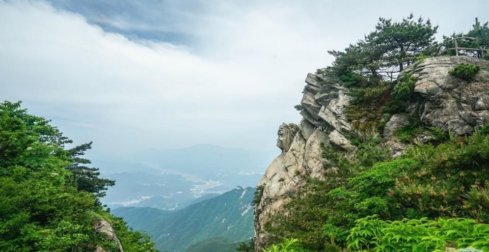 看奇峰怪石都是“三分像，七分想”，大别山腹地的天堂寨恰恰相反