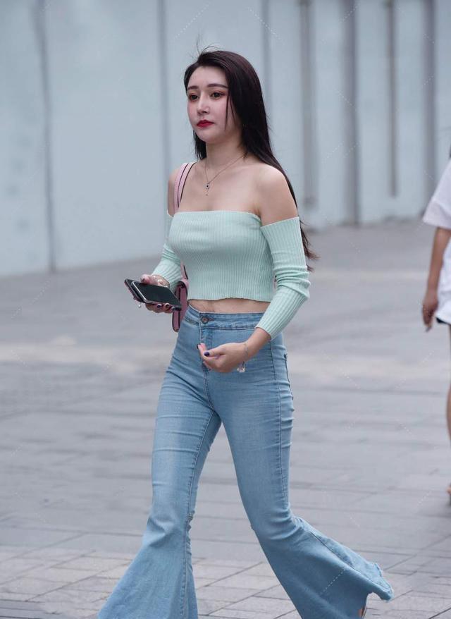 今年流行这么穿一字肩T恤+喇叭牛仔裤,显高显瘦显身材