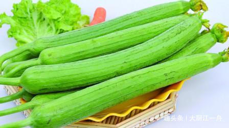 炒丝瓜时，很多人第一步就做错了，难怪炒的丝瓜发黑没食欲