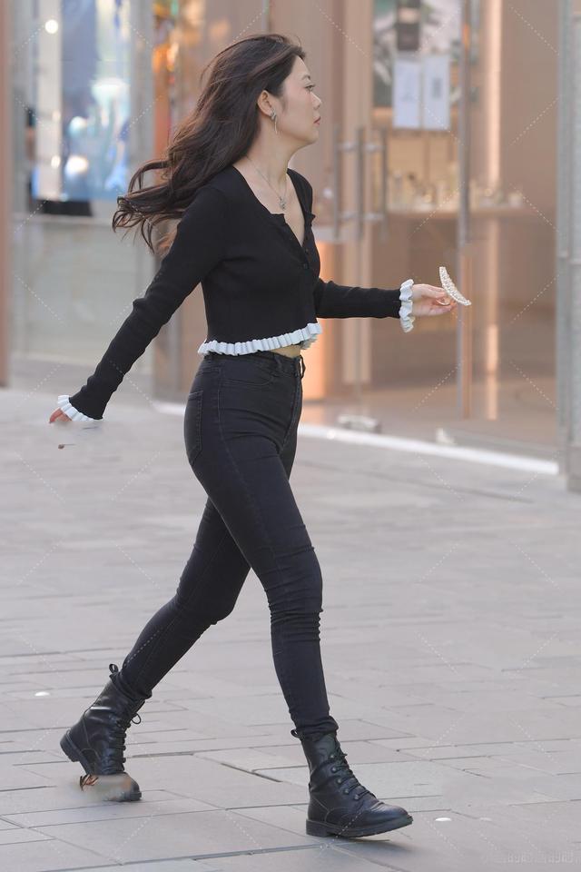 百搭|美女街拍:百搭的牛仔裤,配上黑色的开衫,穿着修身显瘦又时尚有格调
