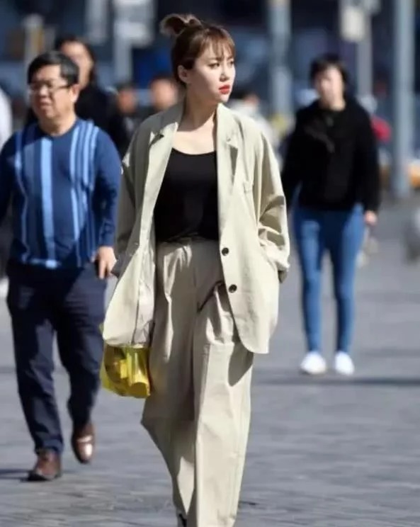 美女|街拍:灼灼其华的美女,一件卡其色上衣配白色打底裤,唯美好身姿