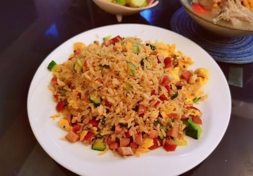 一地鸡毛|和儿子的节日晚餐，一汤一饭，菜都没炒一样，儿子却说：太幸福了