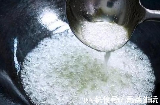 黑不发苦|炒糖色，先放冰糖就错了，多做1步，糖色红亮诱人，不发黑不发苦