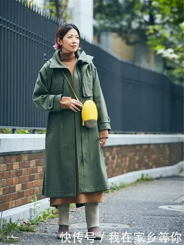 别小瞧了中年妈妈!你看看她们的打扮,优雅又时髦,一点也不服老