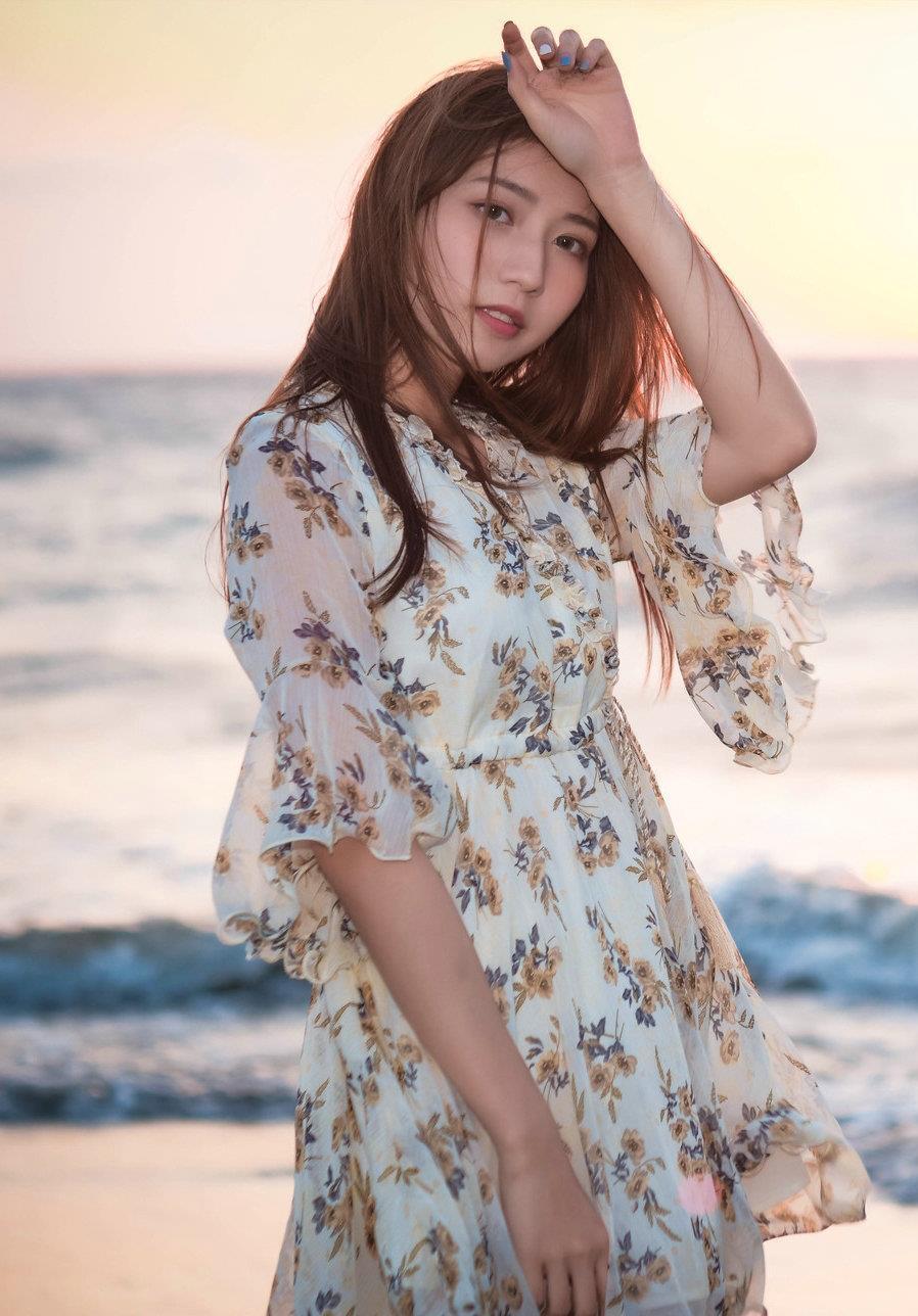 打底裤|碎花连衣裙十分浪漫青春,小V领设计更加精致,带有一点复古气息