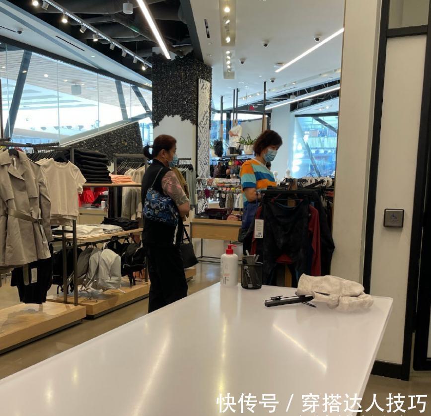 中国女排|郎平在美国逛服装店!女排前主帅气色挺不错,功勋主帅买了啥?