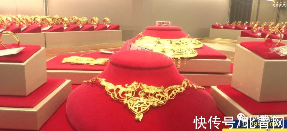 金戒指 女子在品牌首饰店买了一枚金戒指，仅戴一个月就“变色”了！商家：这是正常的