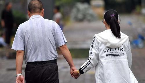 宝爸|爸爸感冒打吊瓶,女儿哭得天昏地暗,宝爸:我觉得我还能抢救一下