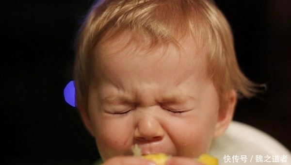 小宝宝|可怜的小宝宝吃柠檬，看得都酸爽，等我有娃我也要试试！