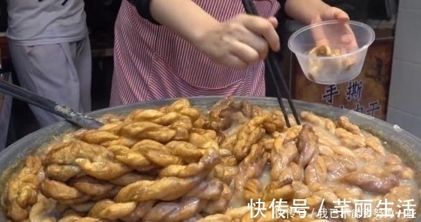 大叔用“洗衣盆”卖早餐4元1碗,每天5盆不够卖,外地人却咽不下