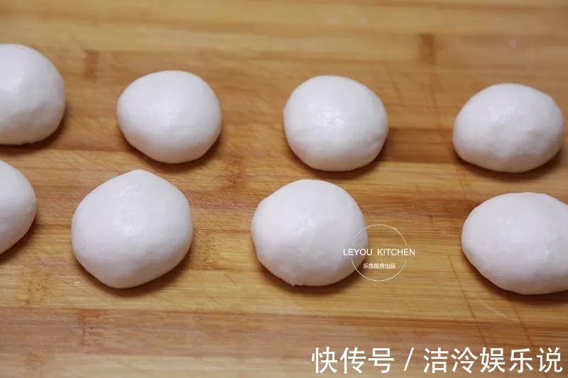 在家做馅饼，和面很重要，照着做馅饼皮薄馅大，放凉了也软软的