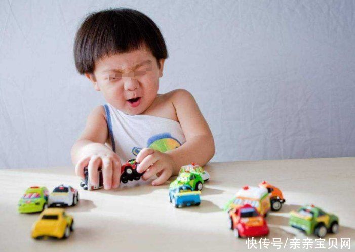 女孩儿|儿子不如女儿贴心?心理学家不这样认为,别冤枉了有爱的男孩