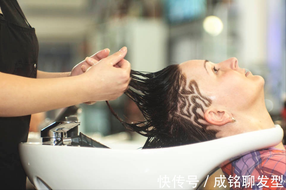 卷度|烫发后必须三天才能洗头?这样做可能更伤头发,看完这三点就知道