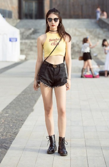 街拍:身材微胖的小姐姐,白皙美腿很是吸引眼球,墨镜戴出了气场