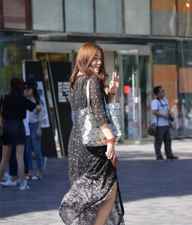 连衣裙彰显帅气时尚魅力，更显优雅气质