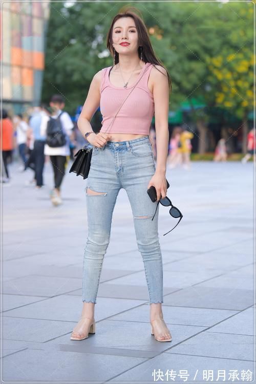 紧身衣|街拍美女：粉色吊带搭配牛仔裤，清凉舒适，少女感十足