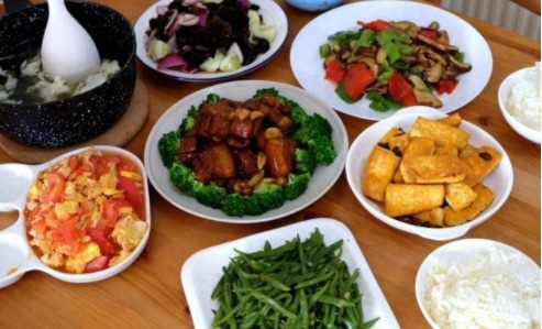 六菜一汤的午餐,简单的家常菜,吃的舒心又舒服!