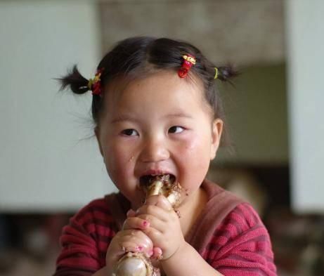 脾脏|孩子总是积食爱“趴睡”儿科医生无非4个原因,家长别不在意