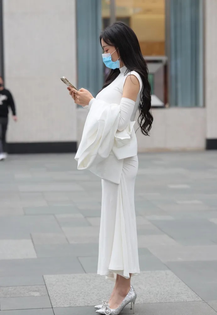 高跟鞋 白色修身长裙配高跟鞋气质优雅靓丽,凸显完美身材非常有女人味