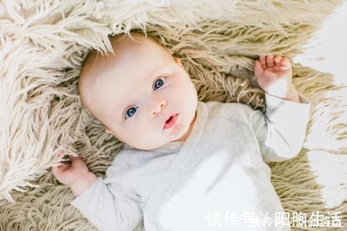 小脚丫|趁着妈妈不在,宝宝偷偷搬起小脚丫啃了起来,宝妈看后哭笑不得