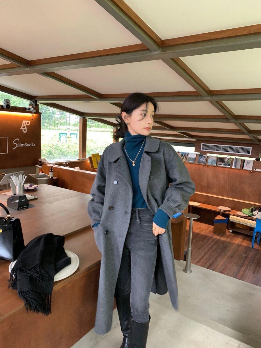 优雅|这个秋天熟女都爱穿“大衣+高领衫”,优雅知性,关键还很保暖