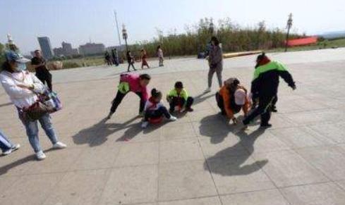 心理|4岁女孩画“奇怪”全家福，老师怀疑心理有问题，妈妈看完却笑了