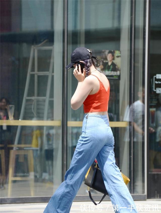 牛仔裤|高腰直筒牛仔裤,搭配红色吊带背心,衬托身材高挑,也显身材比例!