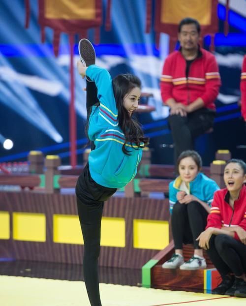 脚跟|零基础练习的一字马教程,进行开髋开胯,教你把一字马练好