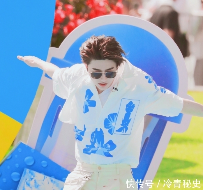 跑男9 《跑男》三亚路透,蔡徐坤穿羽绒服戴围脖,一旁的沙溢却大汗淋漓